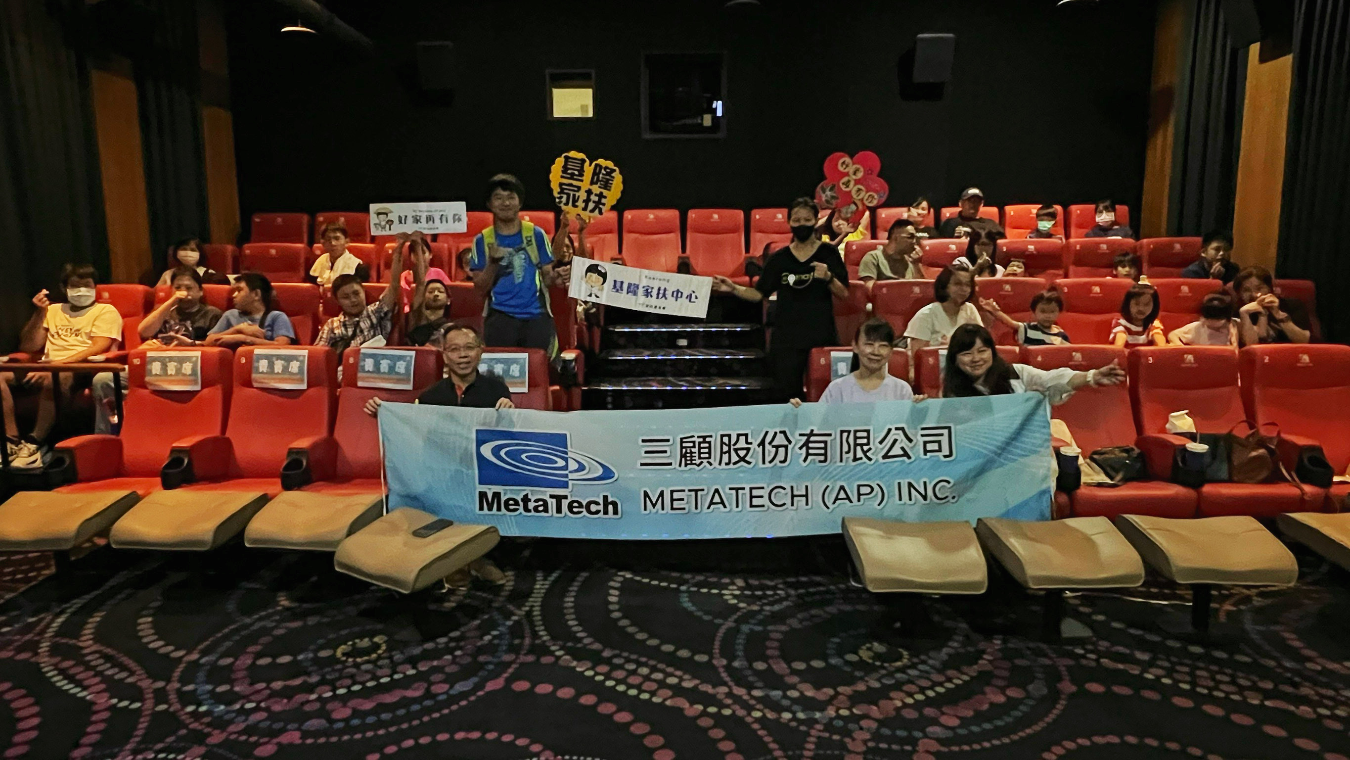 樂迦再生科技串聯國際生態系，啟動先進細胞療法大規模商業化量產佈局。圖為合約簽署代表合影，由左至右依序為：澳洲 Cambium Bio (CMB) 董事長 Dr. Ned Waller、正揚生醫董事長曾育弘、樂迦再生科技董事長邱俊榮。（樂迦提供／林周義台北傳真）
